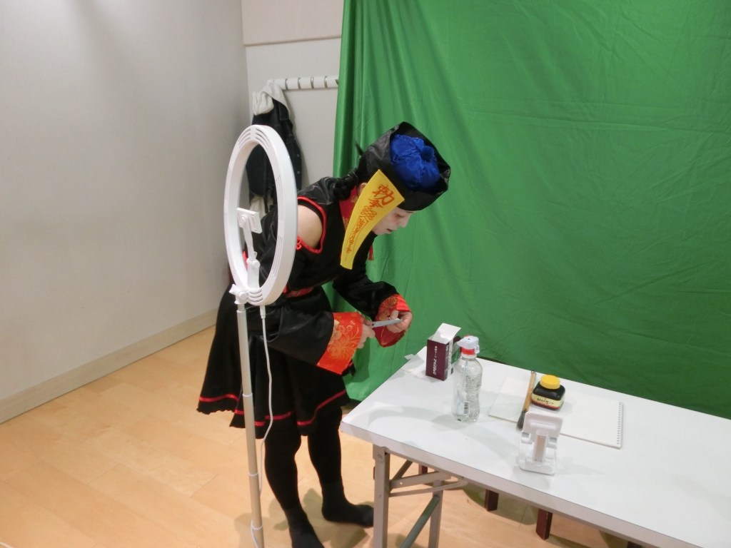 セットの準備をするモダンキョンシーズのキョンシー氏