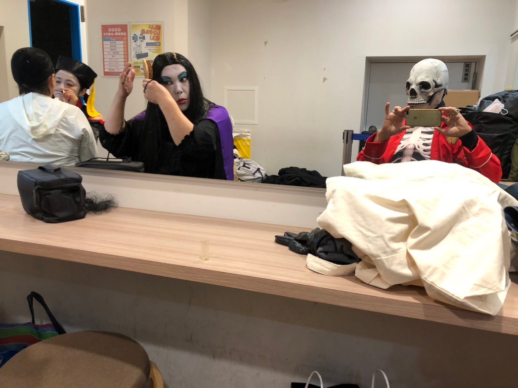 Behind撮影に念入りなガイコツ氏とその一味