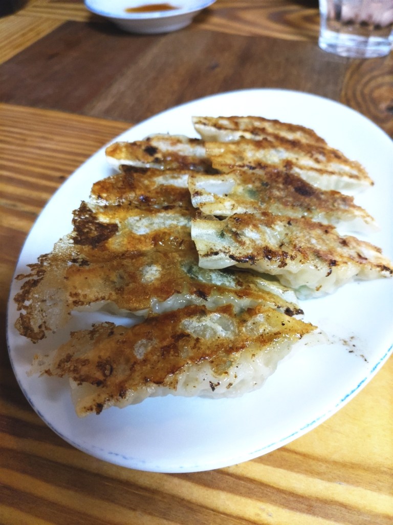 梅田　東通り
まんねんやの餃子