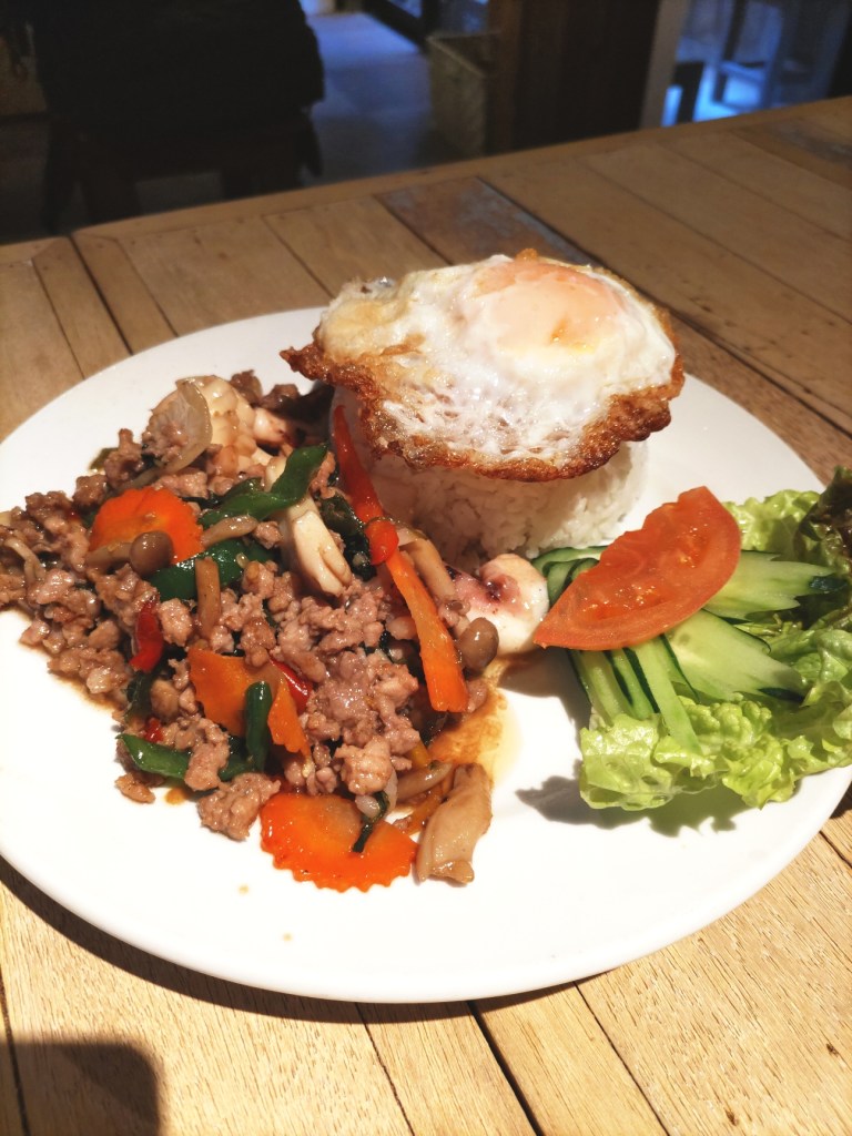 ガパオライス目玉焼き乗せ