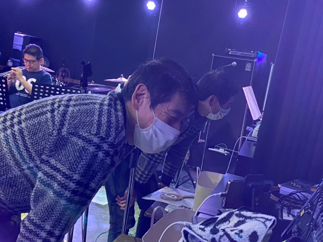 休憩中、オンラインでマリちゃんと話すブライアンを撮るTaffyさんの眼