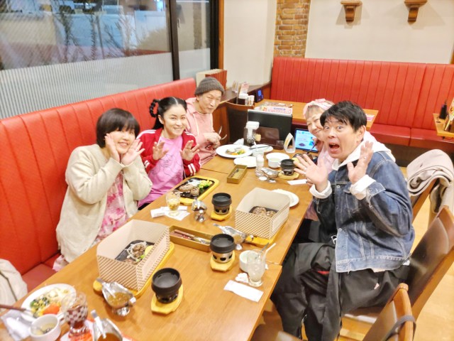 前回（第18回）の後、夜中にハンバーグを食べるアラカン達