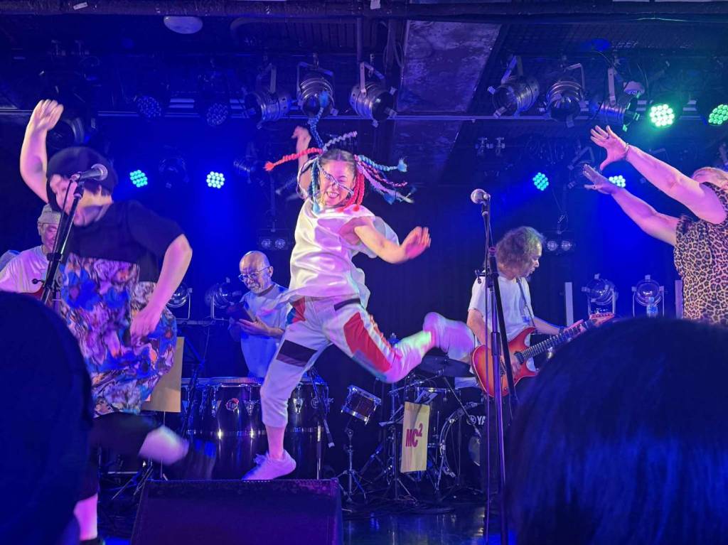 真城さんに吹き飛ばされるマリとノヴ