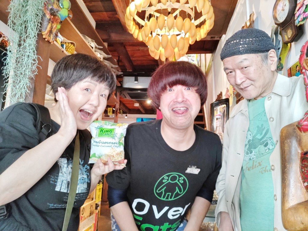 ヌルピョンのバーンタイマーケットで記念撮影