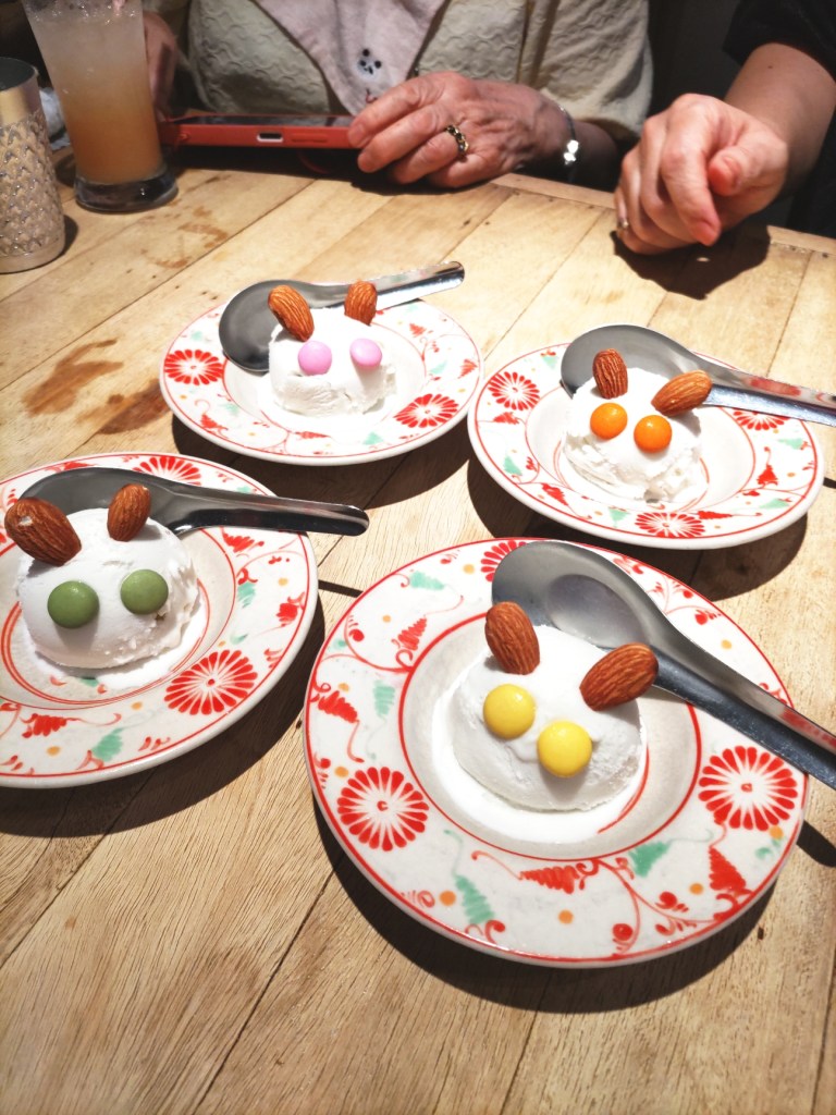 デザートはココナッツアイス！